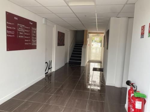 location-de-bureaux-la-rochelle-interieur-local-couloir